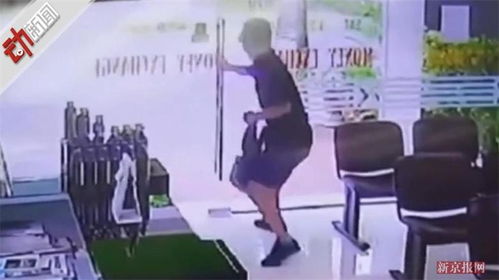 笨贼自投罗网 抢劫后误锁店门，求助时反被擒